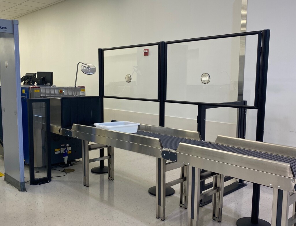 TSA Memasang Penghalang Akrilik di Bandara LaGuardia untuk Membantu Melindungi Terhadap Virus Corona